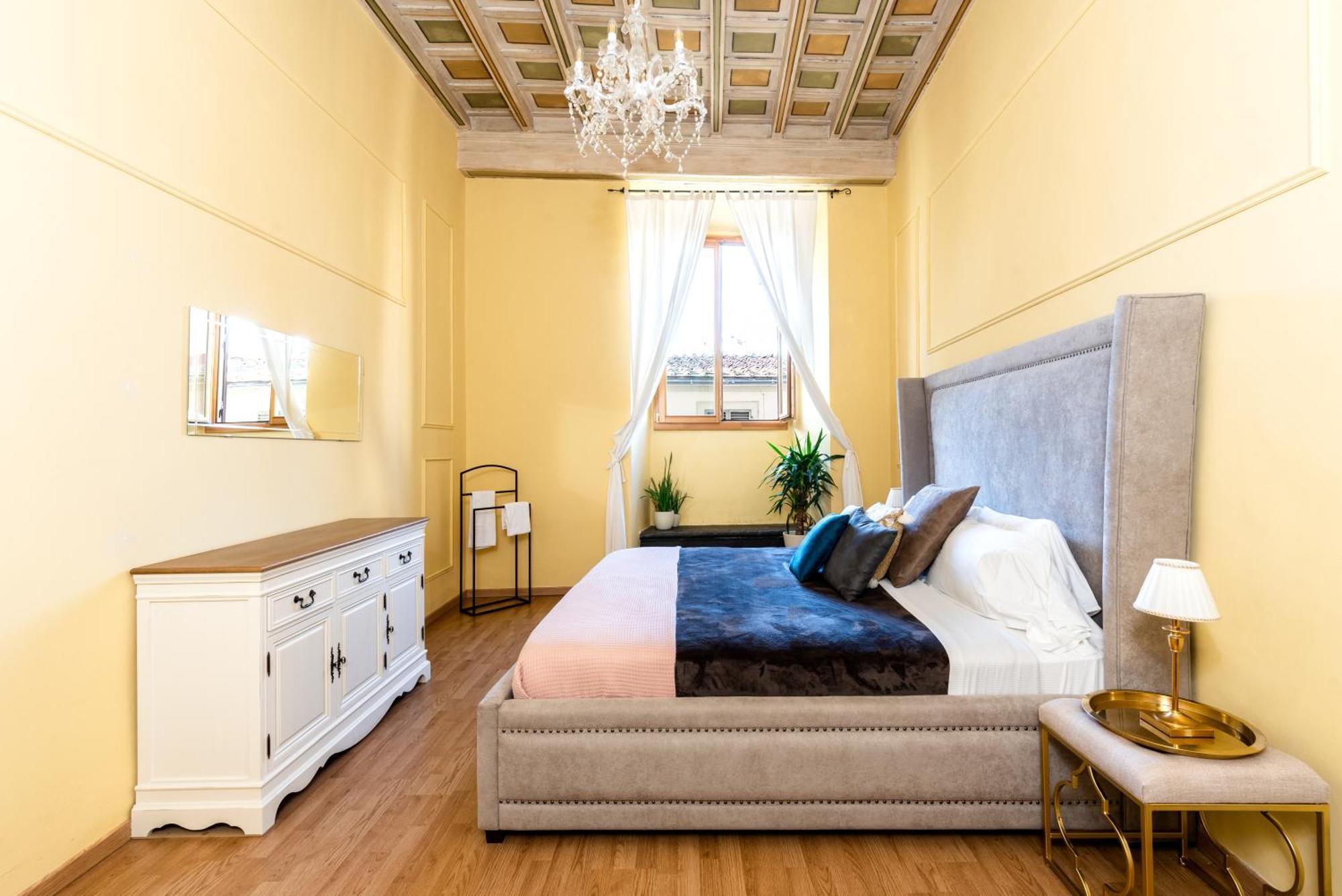 Historic Center Palace - Huge 4 Bedrooms Santa Croce Apartment - By LikehomeFlorenţa Exterior foto